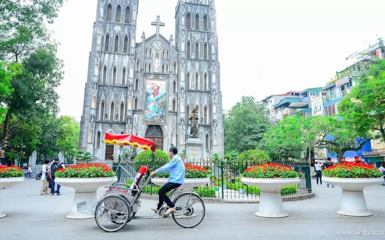 Cyclo ride in Hanoi Old Quarter