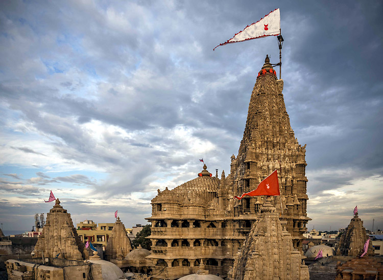 Visit the Dwarkadhish Temple
