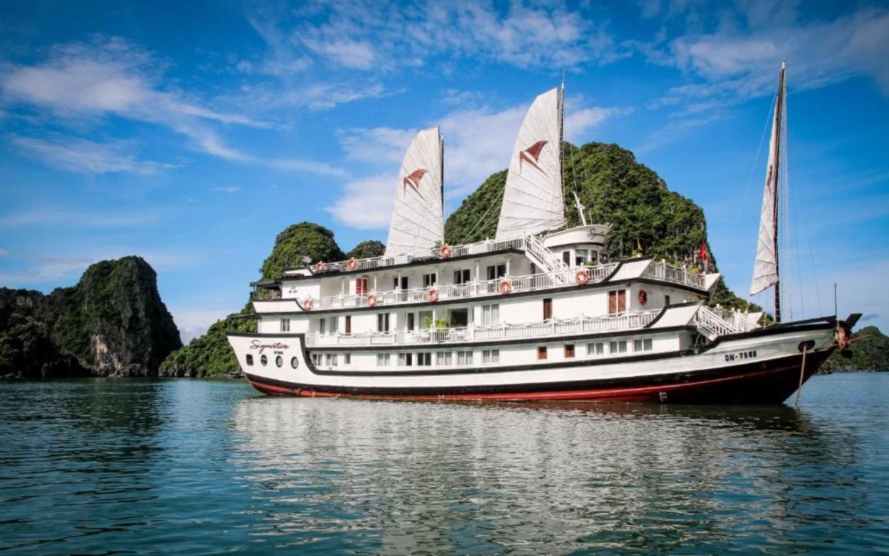 Enjoy cruise at Halong Bay